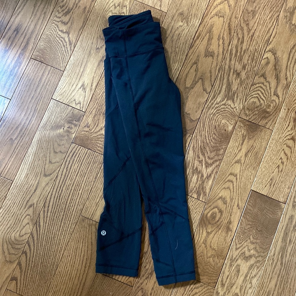 Black cropped lulu leggings size 4. Small snag on right knee (see last picture)